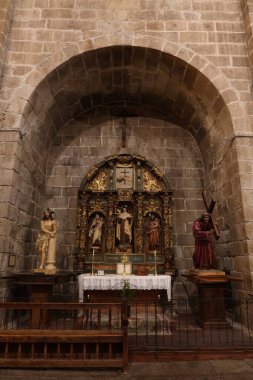 Cebreros, Avila, İspanya, 28 Kasım 2023: 16. yüzyılda İspanya 'nın Avila kentindeki Cebreros kasabasında Santiago Apostol Kilisesi' nin yan sunağına dikey bakış