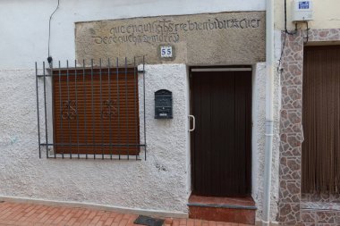 Cebreros, Avila, İspanya, 28 Kasım 2023: Cebreros, Avila, İspanya 'daki eski bir evde Latince tabirle taş levhalı kapı