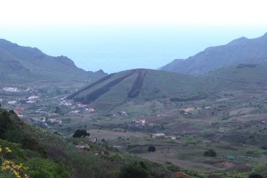 El Palmar, Buenavista del Norte, Tenerife, İspanya, 21 Şubat 2022: El Palmar Vadisi ve Zahorra Dağı arka planda Atlantik Okyanusu, El Palmar, Buenavista del Norte, Tenerife, İspanya