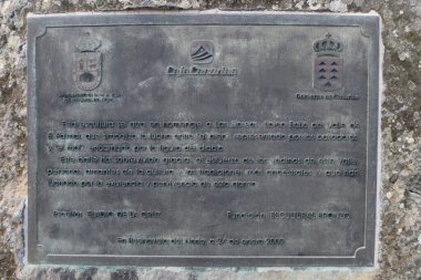El Palmar, Buenavista del Norte, Tenerife, İspanya, 2 Mart 2022: El Palmar Vadisi 'ndeki Las Libreas tipik dansına adanmış anıtın bilgi plaketi. Tenerife, İspanya