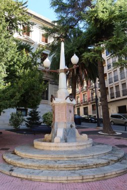 Alcoy, Alicante, İspanya, 20 Şubat 2024: Alcoy, Alicante, İspanya 'daki Plaza de los Reyes Magos çeşmesi