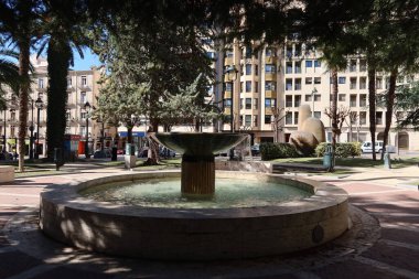 Alcoy, Alicante, İspanya, 20 Şubat 2024: Alcoy, Alicante, İspanya 'nın ressamı Gisbert' in meydanında çeşme