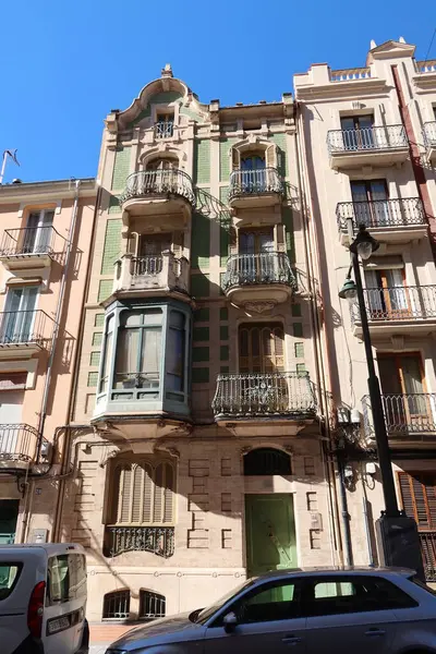 Alcoy, Alicante, İspanya, 20 Şubat 2024: Alcoy, Alicante, İspanya 'da eski bir evin cephesi