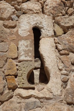 Villena, Alicante, İspanya, 6 Mart 2024: Atalaya 'nın Arap kökenli ortaçağ şatosunun duvarlarından birindeki açık kapı. Villena, Alicante, İspanya
