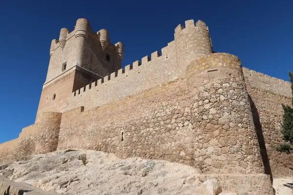Villena, Alicante, İspanya, 6 Mart 2024: Arap kökenli ortaçağ Atalaya Kalesi 'nin savunma duvarı ve taş kuleleri. Villena, Alicante, İspanya