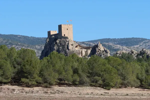 Saksafon, Alicante, İspanya, 12 Mart 2024: bir kayanın üzerindeki Almohad Kalesi 'nin manzarası. Saksafon, Alicante, İspanya