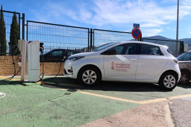 Alcoi, Alicante, İspanya, 20 Şubat 2024: Valencia hükümetinin sağlık departmanından bir elektrikli araba Alcoi, Alicante, İspanya 'daki bir otoparkta şarj ediliyor