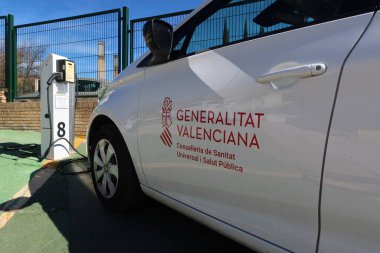 Alcoi, Alicante, İspanya, 20 Şubat 2024: Valencia hükümetinin sağlık departmanının modern elektrikli arabası Alcoi, Alicante, İspanya 'da şarj edilen bölgede şarj ediliyor