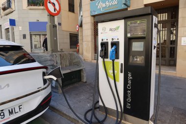 Alcoi, Alicante, İspanya, 20 Şubat 2024: Alcoi, Alicante, İspanya 'da bir şarj bölgesinde elektrikli araba şarjı