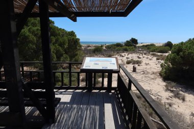 Salinas El Pinet, La Marina, Alicante, İspanya, 10 Nisan 2024: İspanya, La Marina, Alicante 'deki Salinas del Pinet kumul rotasındaki Pinet kuş izleme kulesinde bilgi işareti