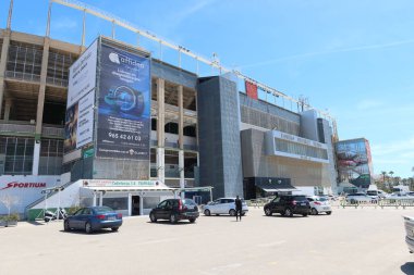 Elche, Alicante, İspanya, 3 Mayıs 2024: Martinez Valero Stadyumu 'nun otopark ve batı cephesinin genel manzarası. Elche, Alicante, İspanya