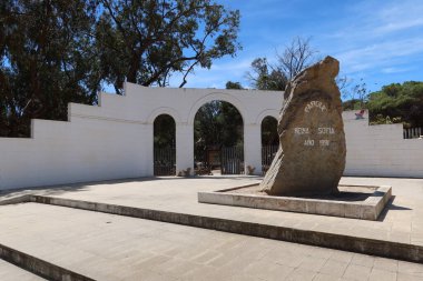 Reina Sofia Parkı, Guardamar del Segura, Alicante, İspanya, 8 Mayıs 2024: Guardamar del Segura, İspanya 'daki Reina Sofya Parkı' nın ana girişi