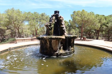 Reina Sofia Parkı, Guardamar del Segura, Alicante, İspanya, 8 Mayıs 2024: Guardamar del Segura, İspanya 'daki Reina Sofya Parkı' ndaki çeşme