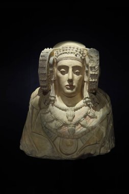 Ilici - La Alcudia, arkeolojik alan. Elche, Alicante, İspanya, 18 Haziran 2024: The Lady of Elche 'nin Ilici - La Alcudia arkeoloji sahasındaki bir müzesinde üretilmesi. Elche, Alicante, İspanya