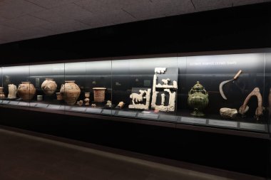 Ilici - La Alcudia, arkeolojik alan. Elche, Alicante, İspanya, 18 Haziran 2024: Ilici - La Alcudia arkeoloji sahasındaki antik İber ve Roma eserleri. Elche, Alicante, İspanya