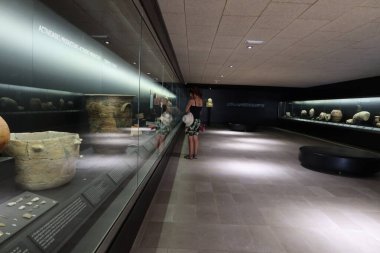 Ilici - La Alcudia, arkeolojik alan. Elche, Alicante, İspanya, 18 Haziran 2024: Bir kadın Ilici müzelerinden birini ziyaret etti - La Alcudia, arkeolojik alan. Elche, Alicante, İspanya