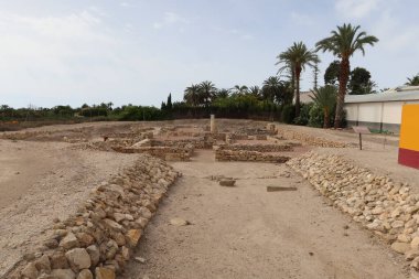 Ilici - La Alcudia, arkeolojik alan. Elche, Alicante, İspanya, 19 Haziran 2024: Ilici Peristyle-La Alcudia arkeoloji sahasının Roma hanesinden geriye kalanlar. Elche, Alicante, İspanya