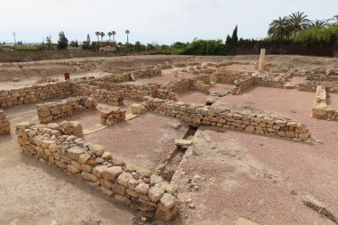 Ilici - La Alcudia, arkeolojik alan. Elche, Alicante, İspanya, 19 Haziran 2024: Ilici Peristyle - La Alcudia arkeolojik alanı Roma domusunun kalıntıları. Elche, Alicante, İspanya