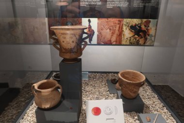 Ilici - La Alcudia, arkeolojik alan. Elche, Alicante, İspanya, 19 Haziran 2024: İber seramik objeleri Ilici Müzesi - La Alcudia, arkeolojik alan. Elche, Alicante, İspanya