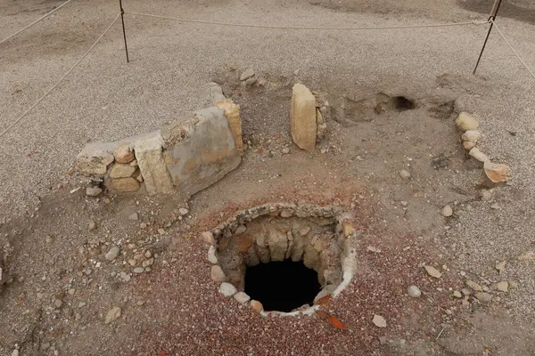 Ilici - La Alcudia, arkeolojik alan. Elche, Alicante, İspanya, 19 Haziran 2024: Ilici 'nin İber kanalizasyon sistemi - La Alcudia, arkeolojik alan. Elche, Alicante, İspanya