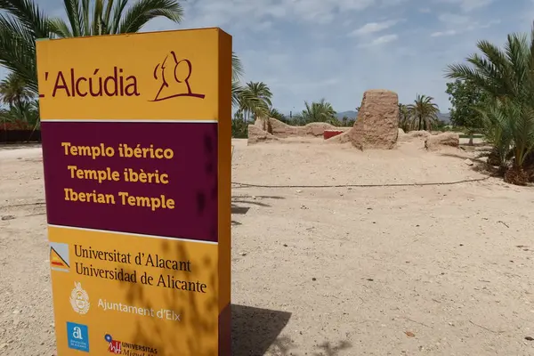 Ilici - La Alcudia, arkeolojik alan. Elche, Alicante, İspanya, 19 Haziran 2024, İber tapınağının yanındaki bilgi tabelası. Ilici - La Alcudia, arkeolojik alan. Elche, Alicante, İspanya