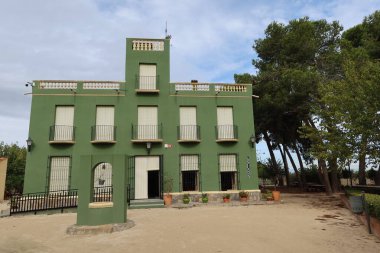 Rojales, Alicante, İspanya, 28 Ekim 2024: Rojales, Alicante, İspanya 'daki meyve bahçesi müzesinin yeşil cephesi