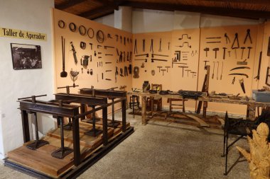 Rojales, Alicante, İspanya, 28 Ekim 2024: Rojales, Alicante, İspanya 'daki Orchard Müzesi' nde saha onarım atölyesi