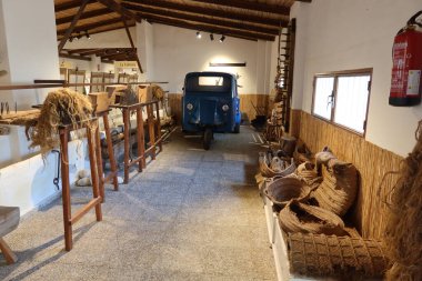 Rojales, Alicante, İspanya, 28 Ekim 2024: Rojales, Alicante, İspanya 'daki Orchard Müzesi' nde eski bir kenevir atölyesinin yeniden canlandırılması