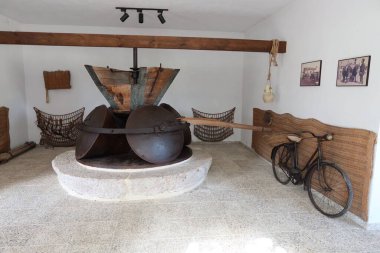 Rojales, Alicante, İspanya, 28 Ekim 2024: Rojales, Alicante, İspanya 'daki Orchard Müzesi' ndeki eski zeytin değirmeni
