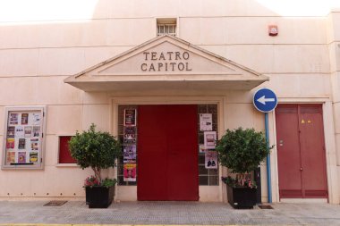 Rojales, Alicante, İspanya, 28 Ekim 2024: Rojales, Alicante, İspanya 'daki Capitol tiyatrosunun giriş kapısı