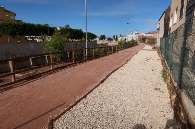 Rojales, Alicante, İspanya, 28 Ekim 2024: Rojales, Alicante, İspanya 'daki Segura Nehri yanındaki spor pisti