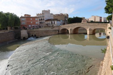 Rojales, Alicante, İspanya, 28 Ekim 2024: 1790 'dan itibaren Rojales, Alicante, İspanya' daki Segura Nehri üzerindeki köprü