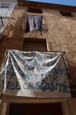 Cocentaina, Alicante, İspanya, 2 Aralık 2024: Komşular eski Cocentaina, Alicante, İspanya 'yı savunmak için balkonlara pankart astılar