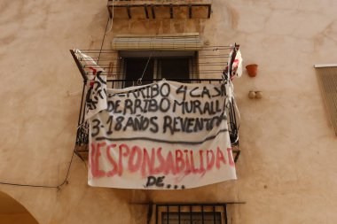 Cocentaina, Alicante, İspanya, 2 Aralık 2024: İspanya 'nın eski Cocentaina kentini savunmak amacıyla balkonlarda pankartlar