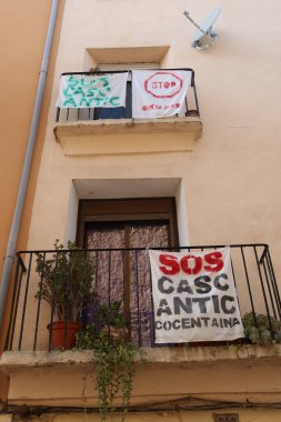 Cocentaina, Alicante, İspanya, 2 Aralık 2024: Eski Cocentaina, Alicante, İspanya 'yı savunmak için balkonlarda SOS pankartları