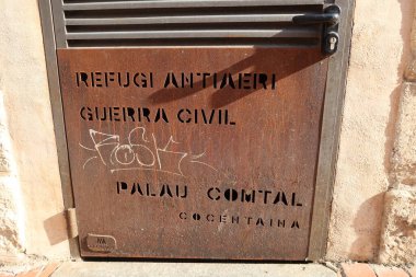 Cocentaina, Alicante, İspanya, 2 Aralık 2024: Cocentaina, Alicante, İspanya 'daki ilçe sarayındaki iç savaştan korunma sığınağının kapısı