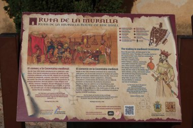 Cocentaina, Alicante, İspanya, 2 Aralık 2024: Cocentaina, Alicante, İspanya 'daki ortaçağ ticareti ile ilgili bilgi tabelalarından biri