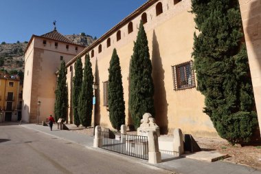 Cocentaina, Alicante, İspanya, 2 Aralık 2024: Cocentaina, Alicante, İspanya ilçe sarayı cephesinde Kıbrıs ağaçları