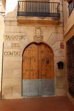 Cocentaina, Alicante, İspanya, 2 Aralık 2024: Eski Cocentaina, Alicante, İspanya 'daki ilçe cenaze evinin kalkanı olan kapı