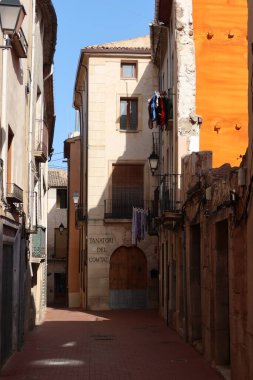Cocentaina, Alicante, İspanya, 2 Aralık 2024: İspanya 'nın eski Cocentaina kentindeki Dar Sokak