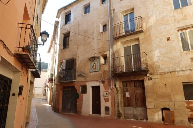 Cocentaina, Alicante, İspanya, 2 Aralık 2024: Eski Cocentaina, Alicante, İspanya 'daki eski evlerin cepheleri