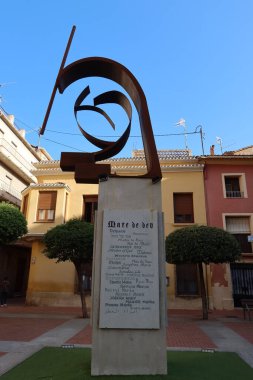 Cocentaina, Alicante, İspanya, 2 Aralık 2024: İspanya 'nın eski Cocentaina kentinde bulunan Santa Maria de Cocentaina, Alicante, İspanya kilisesi önündeki Bakire Anıtı