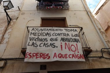 Cocentaina, Alicante, İspanya, 2 Aralık 2024: Cocentaina, Alicante, İspanya 'nın eski kentinin balkonlarında pankartlar