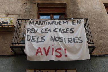 Cocentaina, Alicante, İspanya, 2 Aralık 2024: İspanya 'nın eski Cocentaina kentinin balkonlarında protesto pankartları