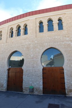 Villena, Alicante, İspanya, 20 Ocak 2025: 4 ve 5 numaralı kapılar ve Villena, Alicante Bulvarı pencereleri, İspanya