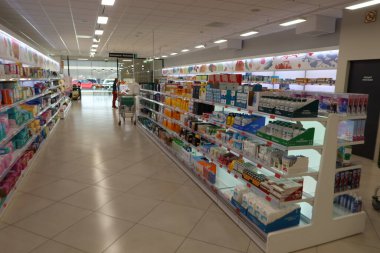 Mercadona Supermarket, Castalla, Alicante, İspanya, 5 Mayıs 2025: Castalla, Alicante, İspanya 'da Mercadona' da parfüm ve eczane ürünleri bölümü.