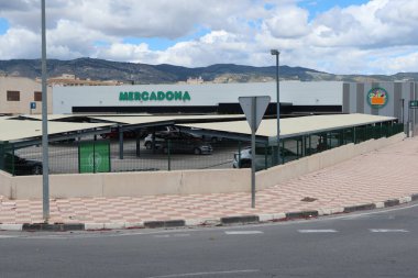 Mercadona Supermarket, Castalla, Alicante, İspanya, 5 Mayıs 2025: Castalla, Alicante, İspanya 'da Mercadona' nın park alanı ve ana cephesi