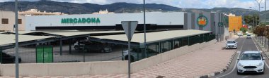 Mercadona Supermarket, Castalla, Alicante, İspanya, 5 Mayıs 2025: Castalla, Alicante, İspanya 'da Mercadona' nın birinci otoparkı ve ana cephesi