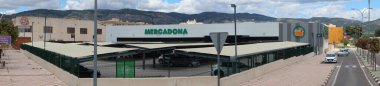 Mercadona Supermarket, Castalla, Alicante, İspanya, 5 Mayıs 2025: Castalla, Alicante, İspanya 'da Mercadona' nın park alanı ve ana cephesi