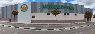 Mercadona Supermarket, Castalla, Alicante, İspanya, 5 Mayıs 2025: Castalla, Alicante, İspanya 'da Mercadona' nın yan cephesi